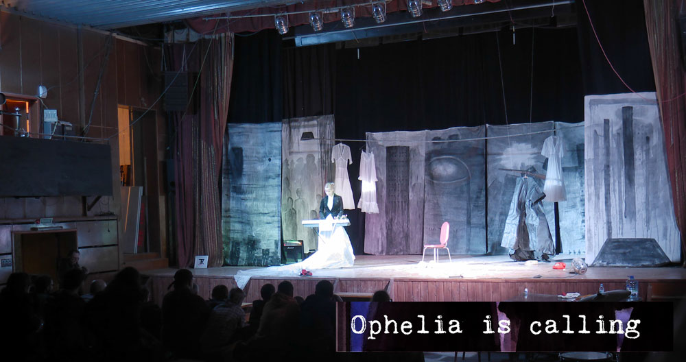 Картины Павла Ляхова на сцене театра. Спектакль Ophelia is calling.